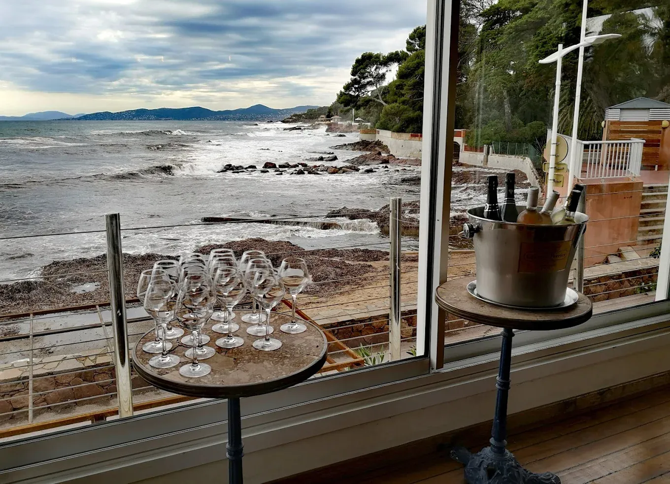 Coupe de champagne face à la mer sur la terrasse du Bistrot Loudet à Saint-Raphaël
