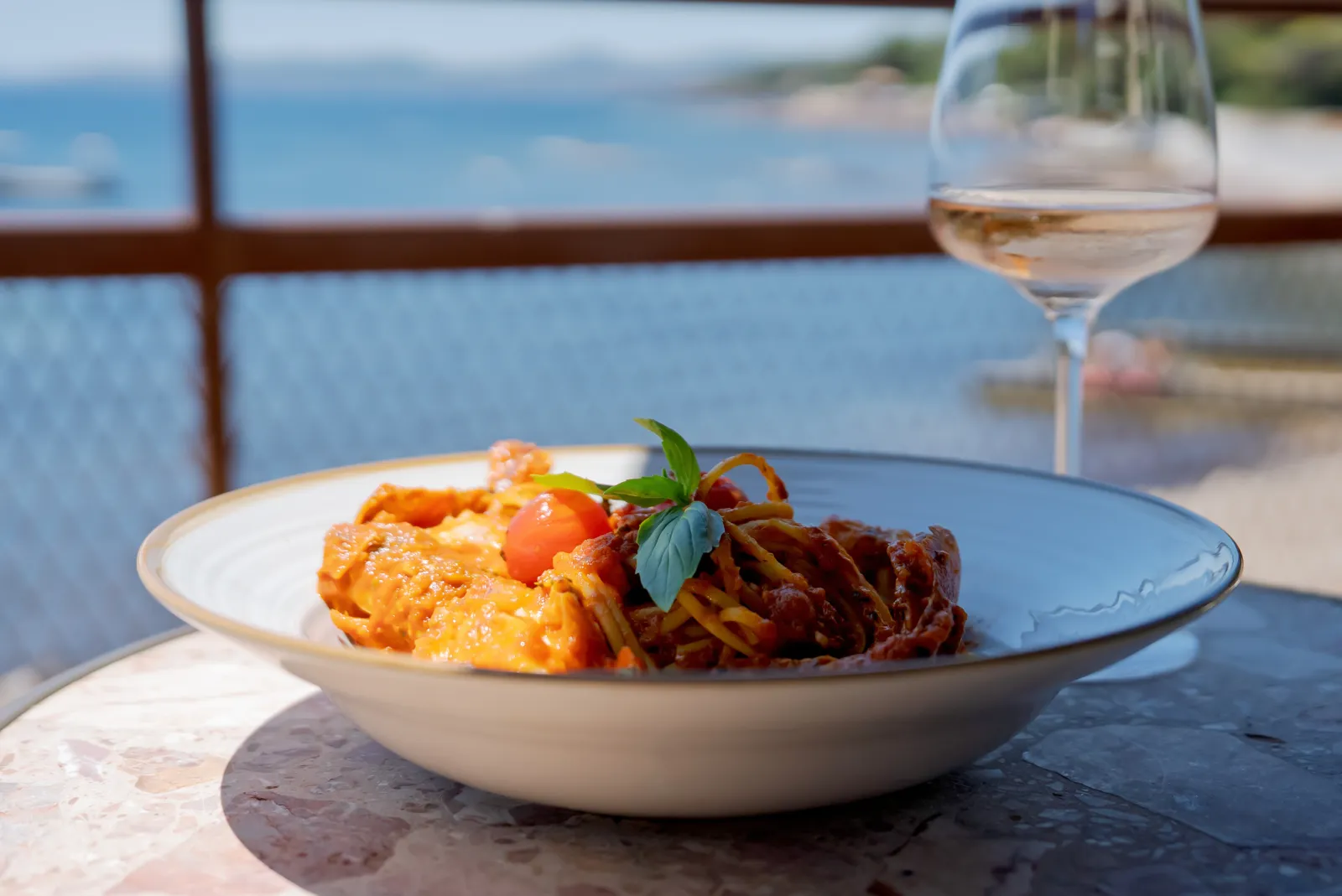 Pâtes à la langouste, spécialité de la maison, servies face à la mer au Bistrot Loudet à Saint-Raphaël