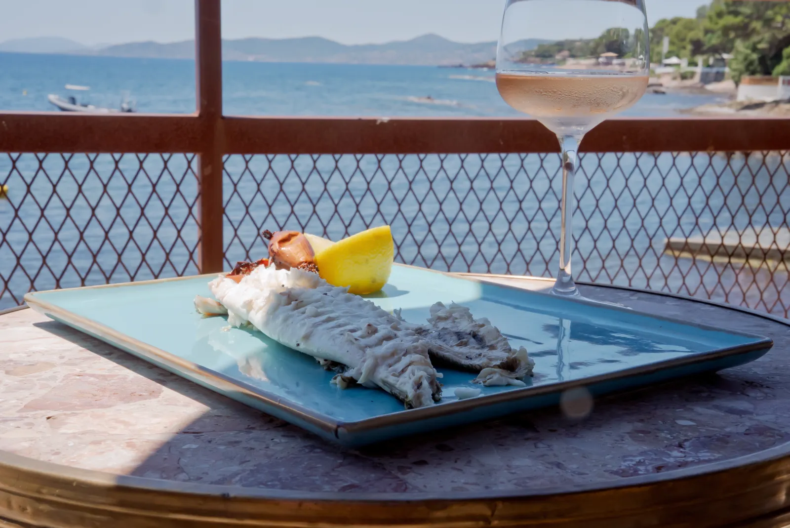 Poisson sauvage grillé entier, pêche locale du jour au Bistrot Loudet à Saint-Raphaël